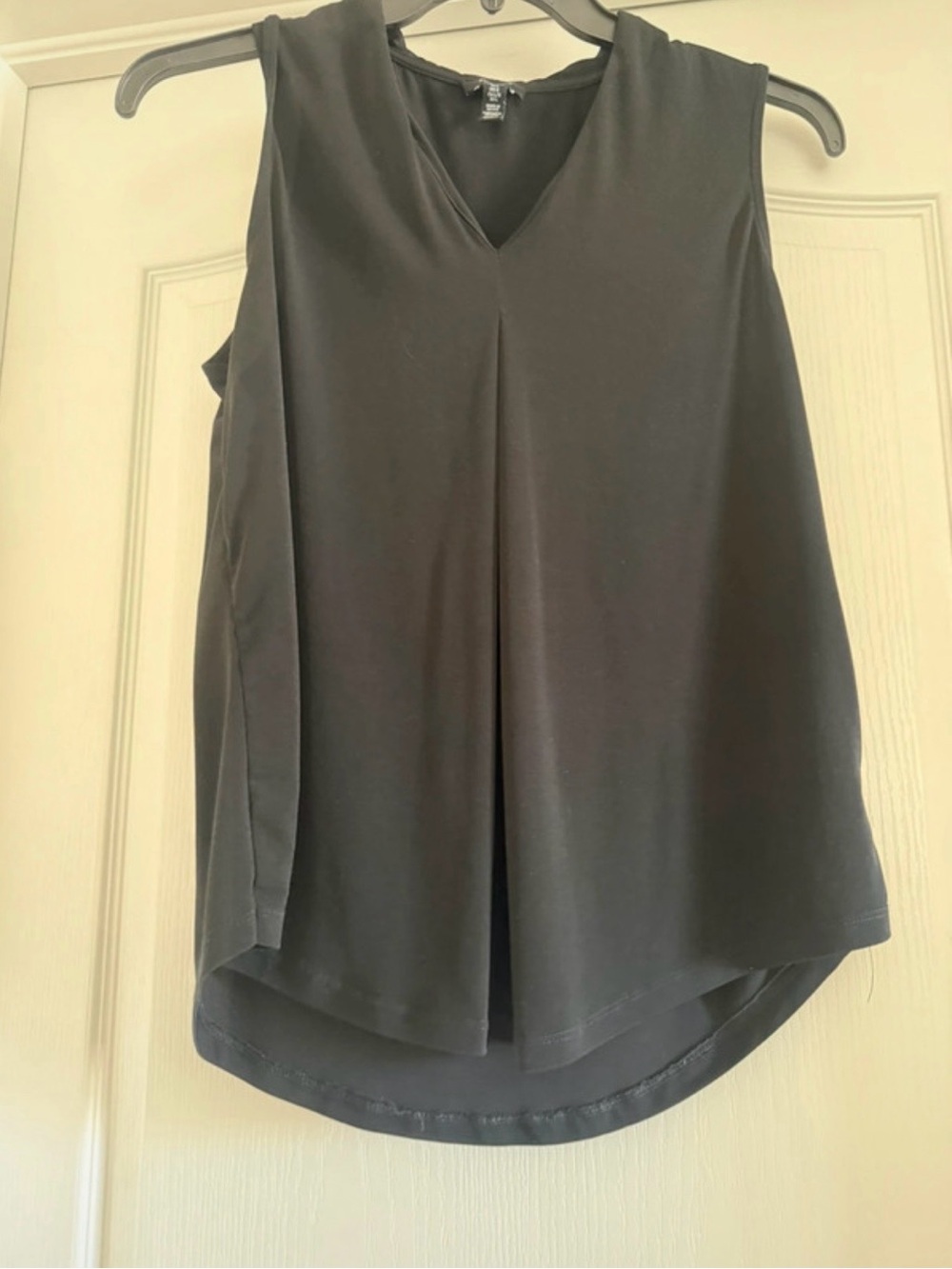 Jones New York Black V-Neck Sleeveless Top